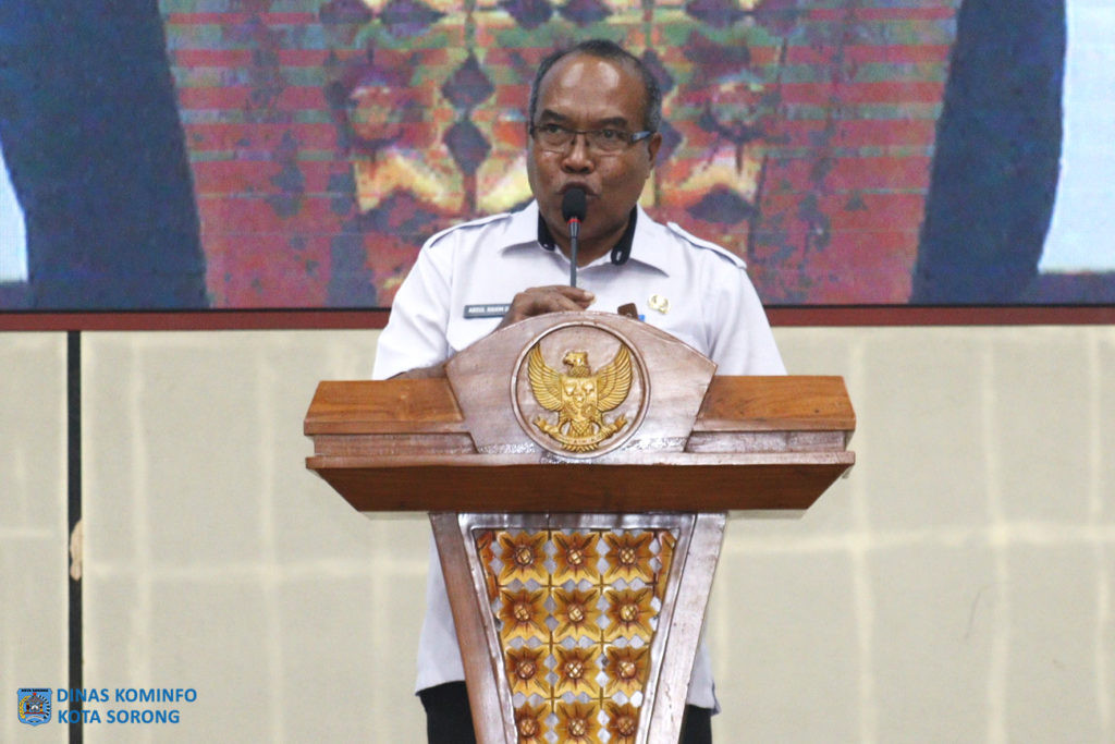 Description: Staf Ahli Bidang Pemerintahan Hukum dan Politik (Sahli PHP), Abdul Rahim Oeli, S.E saat membaca sambutan Pj. Wali Kota Sorong.