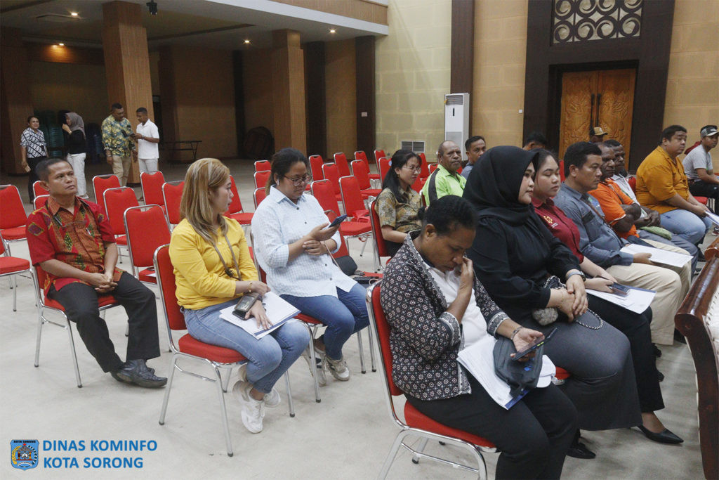 Pihak BUMN, BUMD, swasta dan para pelaku usaha saat mengikuti jalannya Sosialisasi Instruksi Wali Kota Sorong nomor 100.3.4.3/70/2023, tentang Pelaksanaan Kegiatan Pembersihan Lingkungan, yang berlangsung di Gedung Lambert Jitmau, Jumat (17/11/2023), pagi hari.