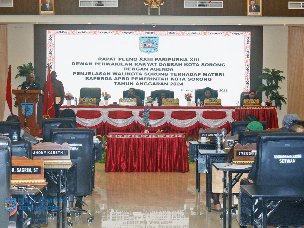 Penjabat Wali Kota Sorong, Septinus Lobat, S.H., MPA, saat memberi penjelasan terhadap materi Rancangan Peraturan Daerah (Raperda) Anggaran Pendapatan dan Belanja Daerah (APBD) Pemerintah Kota Sorong Tahun Anggaran (TA) 2024, pada Rapat Pleno XXII Paripurna XIII yang berlangsung di Panorama Rylich Hotel, Jumat (17/11/2023)