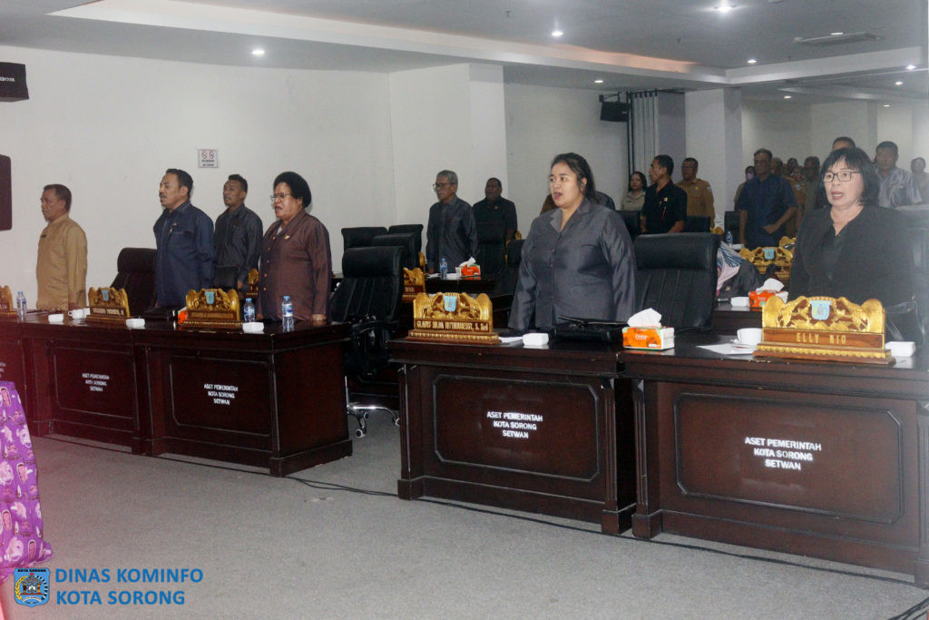 Anggota DPRD Kota Sorong saat mengikuti jalannya rapat paripurna yang berlangsung di Hotel M Kryad, Kota Sorong, Papua Barat Daya, Senin (13/11/2023).