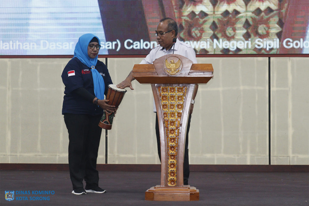 Description: Staf Ahli Bidang Pemerintahan Hukum dan Politik (Sahli PHP), Abdul Rahim Oeli, S.E saat menutup kegiatan Latsar CPNS Golongan III dan II Formasi Tambahan 2018, yang berlangsung di Gedung Lambert Jitmau, Rabu (13/12/2023).