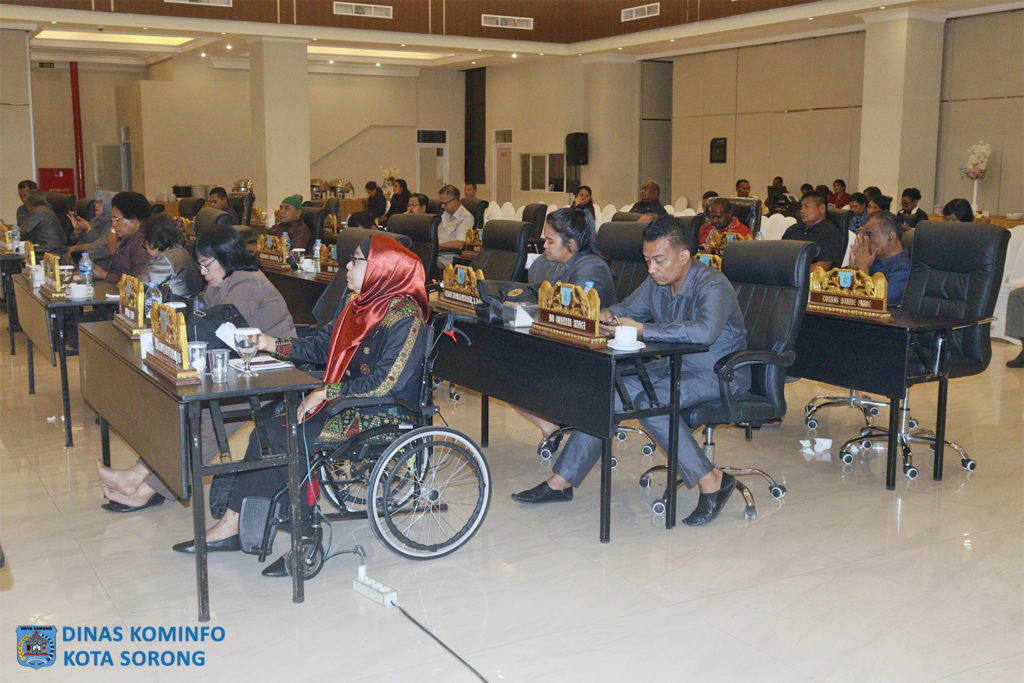 Anggota DPRD Kota Sorong saat mendengar penjelasan Pj. Wali Kota Sorong terhadap materi Rancangan Peraturan Daerah (Raperda) Anggaran Pendapatan dan Belanja Daerah (APBD) Pemerintah Kota Sorong Tahun Anggaran (TA) 2024, pada Rapat Pleno XXII Paripurna XIII yang berlangsung di Panorama Rylich Hotel, Jumat (17/11/2023).