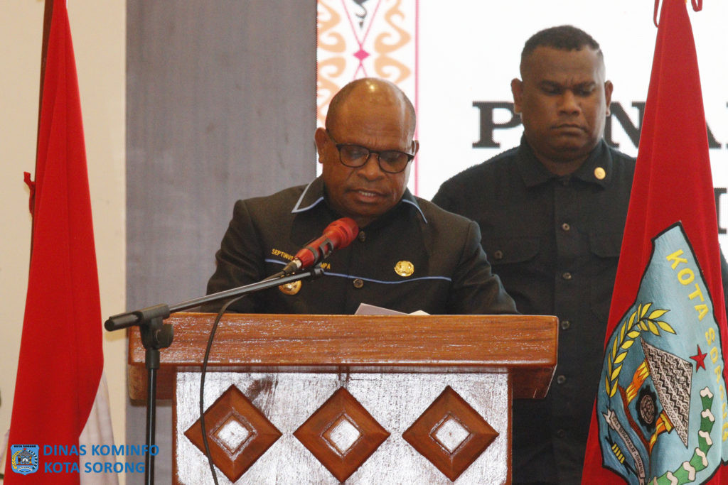 Description: Penjabat Wali Kota Sorong, Septinus Lobat, S.H., MPA saat membaca sambutan tertulis.