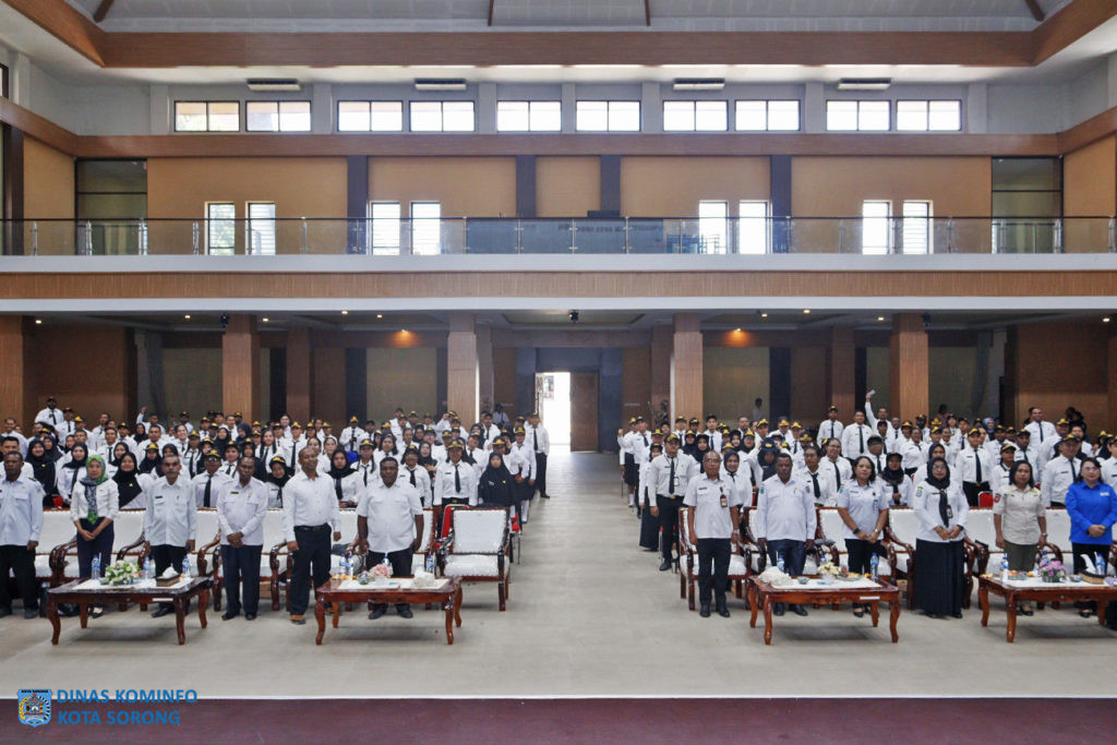 Description: Peserta Pelatihan Dasar CPNS Formasi Tambahan tahun 2018 Kota Sorong saat pose bersama dengan pimpinan OPD.