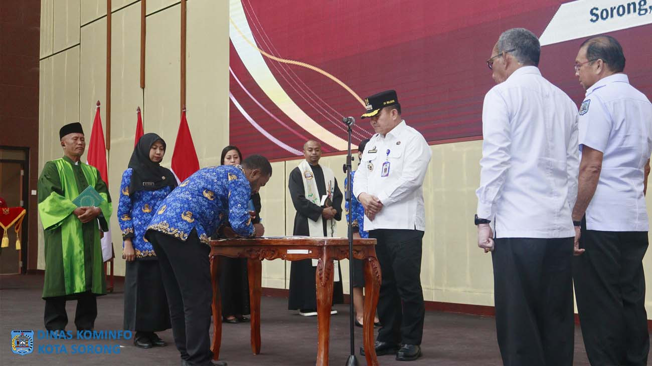 Description: Salah satu perwakilan CPNS saat menandatangani berita acara.