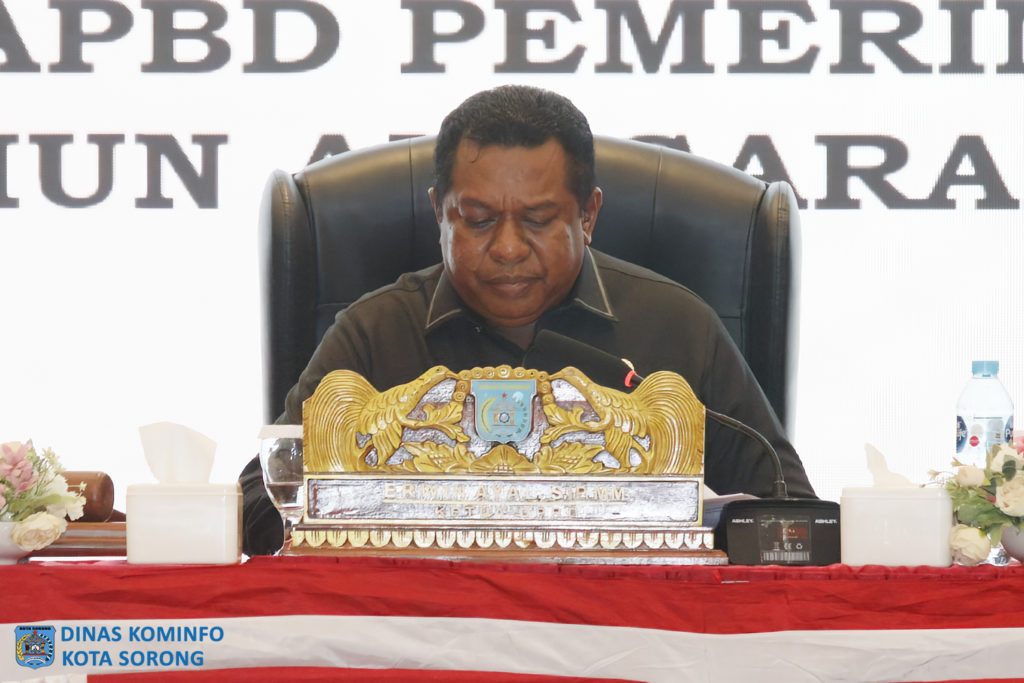 Description: Ketua DPRD Kota Sorong, Erwin Ayal, S.Ip., M.M saat membaca pidato.