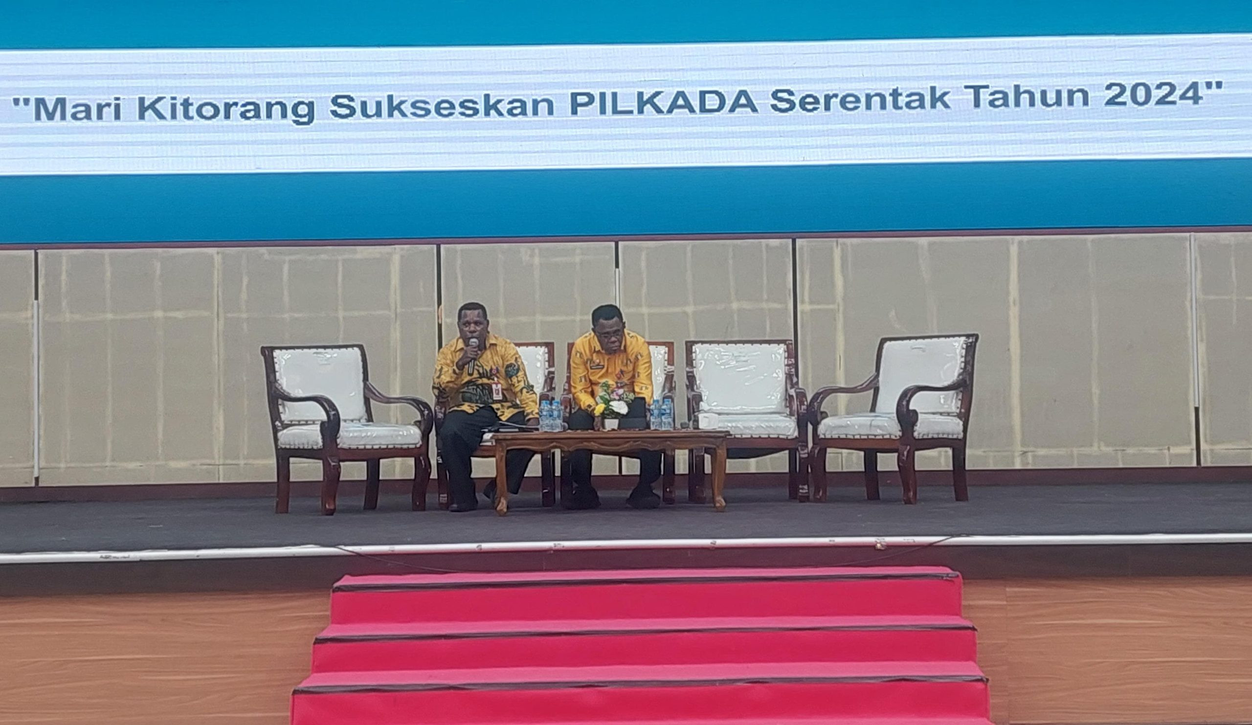 Description: Sekretaris Daerah Kota Sorong dan Kepala Kesbangpol saat memimpin jalannya kegiatan.