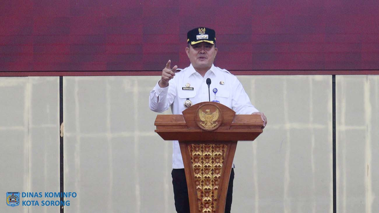 Description: Penjabat Wali Kota Sorong, Dr. Bernhard E. Rondonuwu, S.Sos., M.Si saat memberi sambutan.