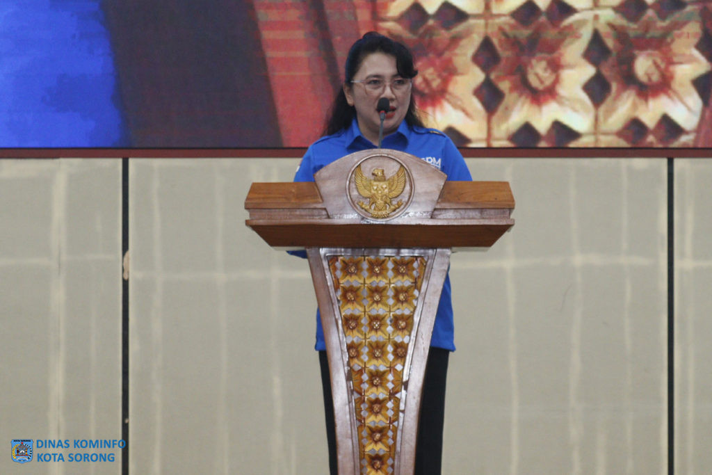 Description: Perwakilan Badan Kepegawaian dan Pengembangan Sumber Daya Manusia (BKPSDM) Provinsi Papua Barat, Irent Senduk, S.H., M.AP saat membaca hasil evaluasi Latsar.