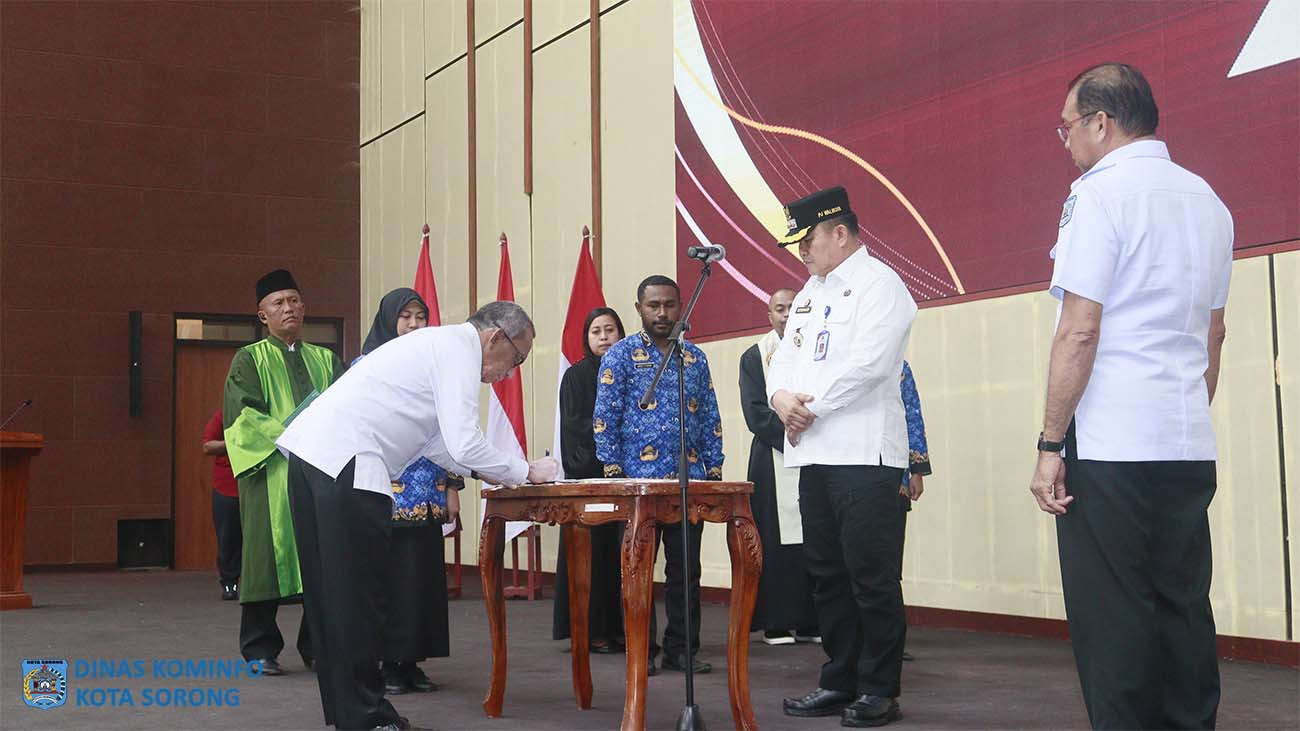 Description: Saksi yang juga Asisten Bidang Administrasi Umum Setda Kota Sorong, Hanok J. Talla saat menandatangani berita acara.