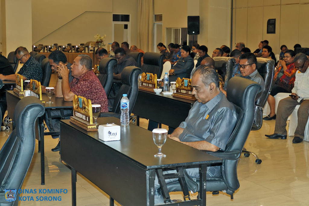 Description: Anggota DPRD Kota Sorong saat mengikuti jalannya rapat.