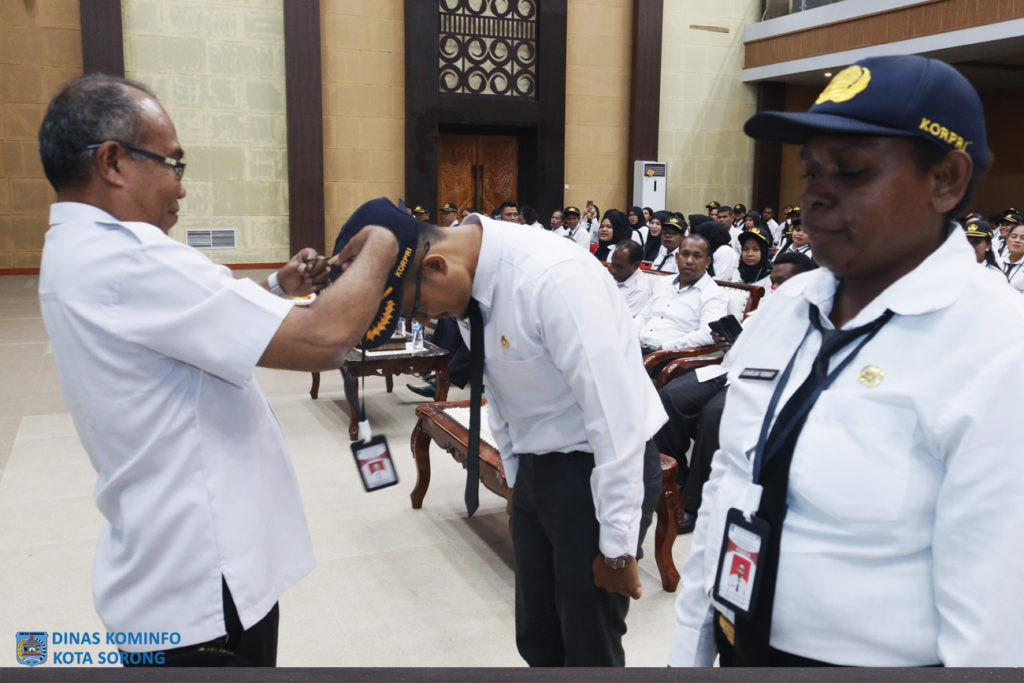 Description: Staf Ahli Bidang Pemerintahan Hukum dan Politik (Sahli PHP), Abdul Rahim Oeli, S.E saat melepas tanda peserta.