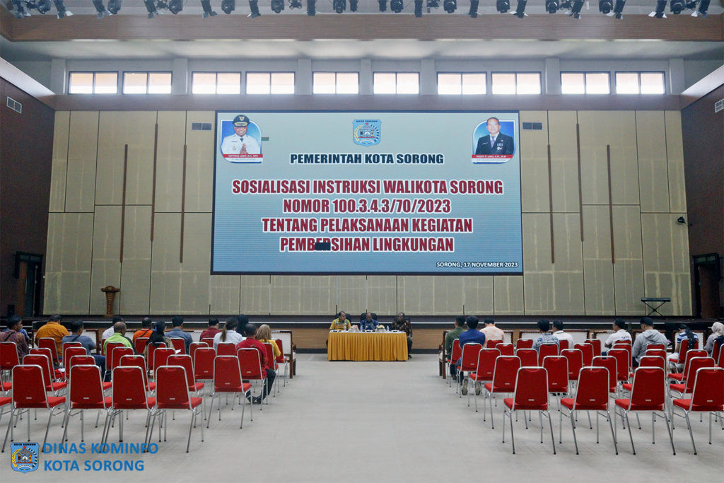 Sosialisasi Instruksi Wali Kota Sorong nomor 100.3.4.3/70/2023, tentang Pelaksanaan Kegiatan Pembersihan Lingkungan, yang berlangsung di Gedung Lambert Jitmau, Jumat (17/11/2023)