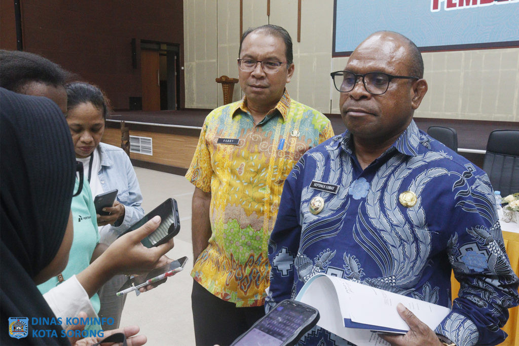 Pj. Wali Kota Sorong, Septinus Lobat, S.H., MPA saat diwawancarai insan pers seusai kegiatan sosialisasi Instruksi Wali Kota.