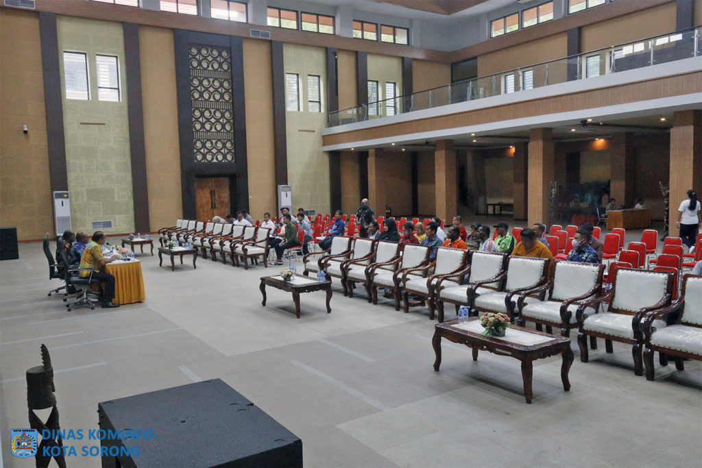 Nampak, jalannya kegiatanSosialisasi Instruksi Wali Kota Sorong tentang Pelaksanaan Kegiatan Pembersihan Lingkungan di Gedung Lambert Jitmau, Jumat (17/11/2023)