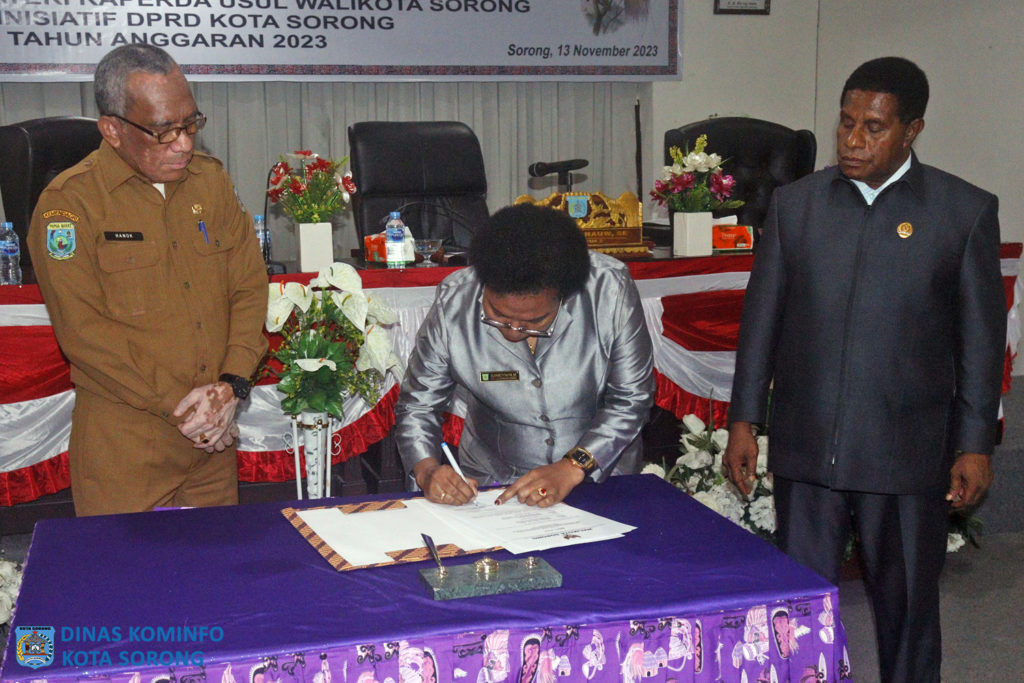 Penandatangan berita acara penyerahan materi inisiatif DPRD Kota Sorong oleh Wakil Ketua II DPRD Kota Sorong, Elisabeth Nauw, S.E