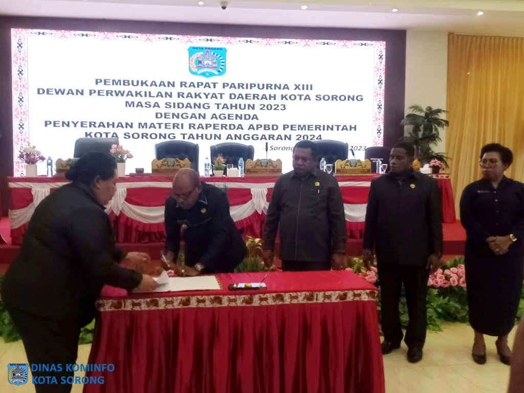 Penandatanganan berita acara Penyerahan Materi Raperda APBD Pemerintah Kota Sorong tahun anggaran 2024 pada Pembukaan Rapat Paripurna XIII DPRD Kota Sorong Masa Sidang Tahun 2023, di Panorama Rylich Hotel, Jumat (17/11/2023).