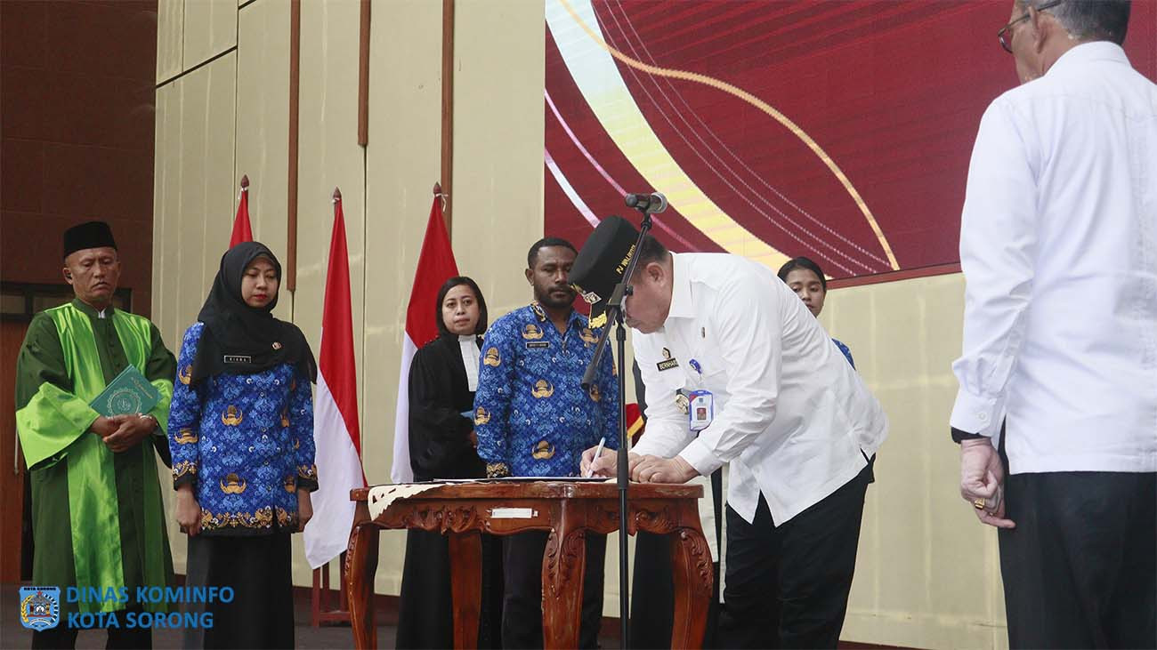 Description: Pj. Wali Kota Sorong, Dr. Bernhard E. Rondonuwu, S.Sos., M.Si saat menandatangani berita acara.