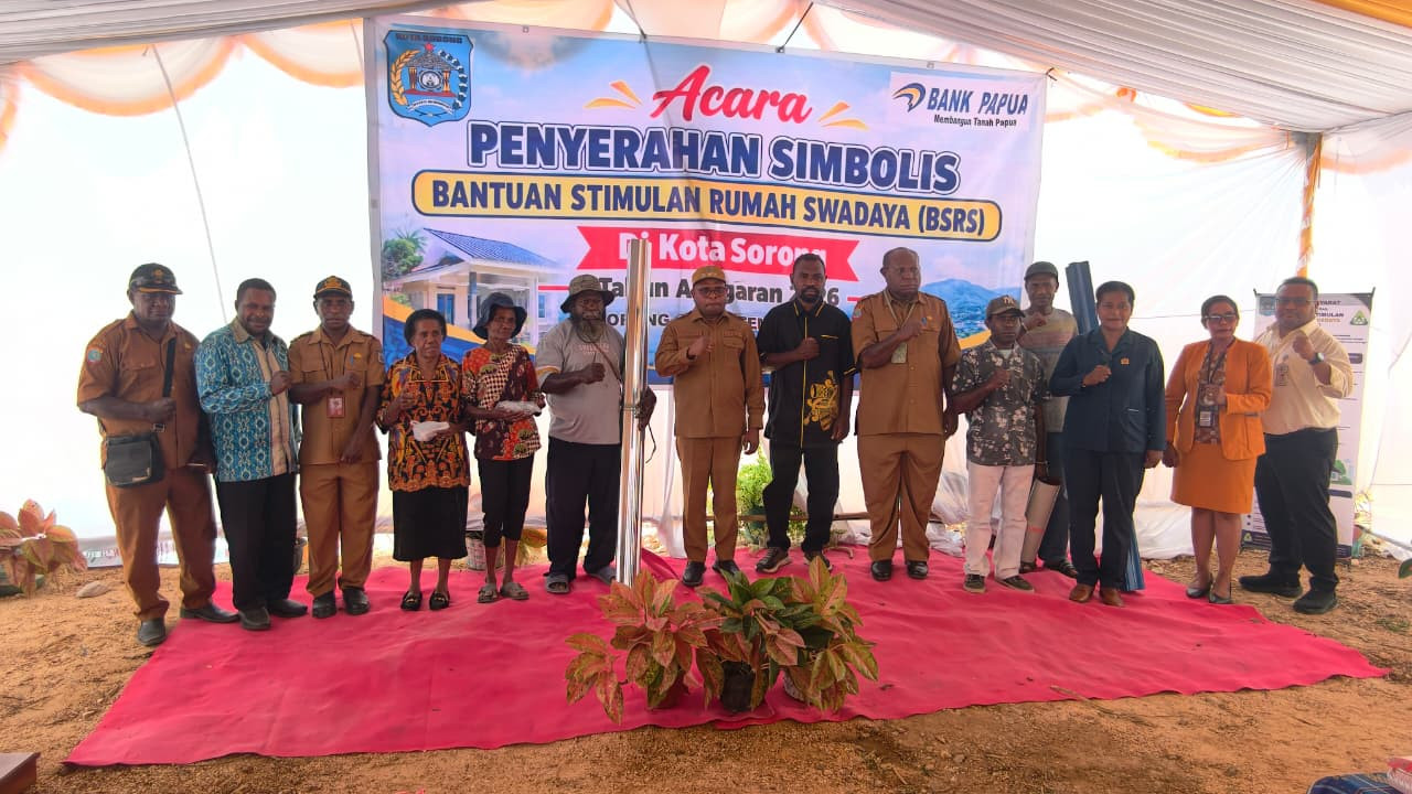 Dokumentasi penyerahan simbolis bantuan rumah swadaya Kota Sorong